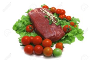 Мясо медленного приготовления с чашкой салата