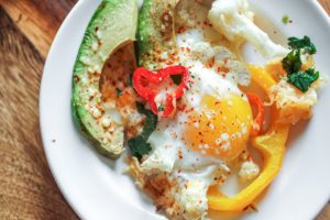 Кето-завтрак: яичница с овощами и сыром